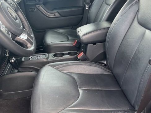 Used 2018 Jeep Wrangler Unlimited Sahara image 15