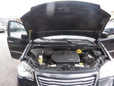 Used 2015 Chrysler Town & Country Touring w/ Driver Convenience Group image 9