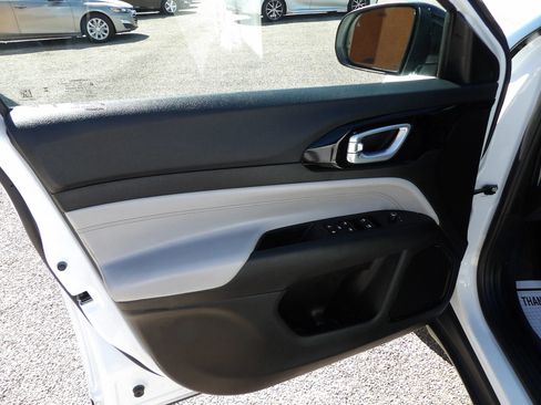 Used 2025 Jeep Compass Limited AWD/4WD image 9