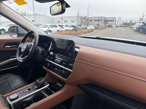 Used 2022 Nissan Pathfinder Platinum w/ Cargo Package image 15