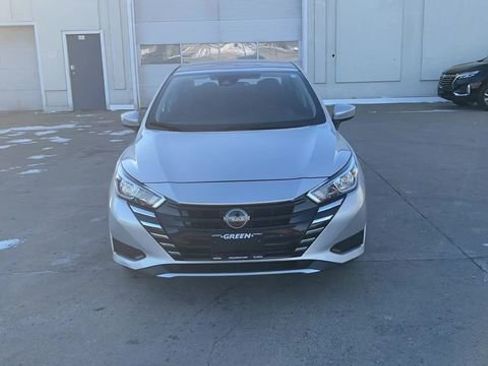 Used 2023 Nissan Versa SV image 3