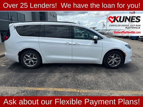 Used 2018 Chrysler Pacifica Touring w/ Tire & Wheel Group FWD image 3