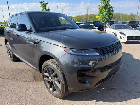 Used 2025 Land Rover Range Rover Sport SE image 3