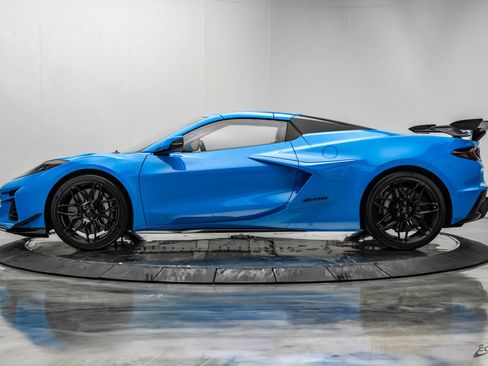 Used 2023 Chevrolet Corvette Z06 w/ Z07 Performance Package RWD image 9