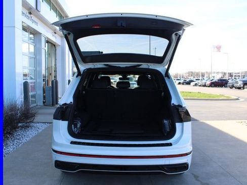 Used 2024 Volkswagen Tiguan SE R-Line image 9