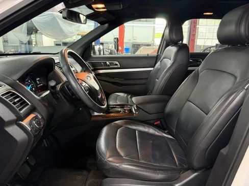 Used 2017 Ford Explorer XLT w/ Equipment Group 202A AWD/4WD image 6