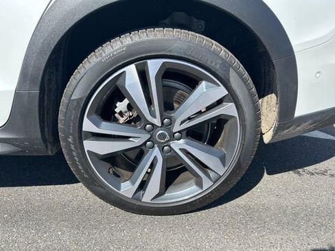 Used 2025 Volvo V60 B5 Cross Country Plus image 9