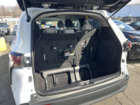 Used 2025 Toyota Sienna LE image 24