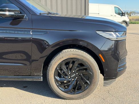 Used 2025 Lincoln Navigator Reserve AWD/4WD image 3