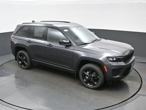 New 2025 Jeep Grand Cherokee Altitude AWD/4WD image 24