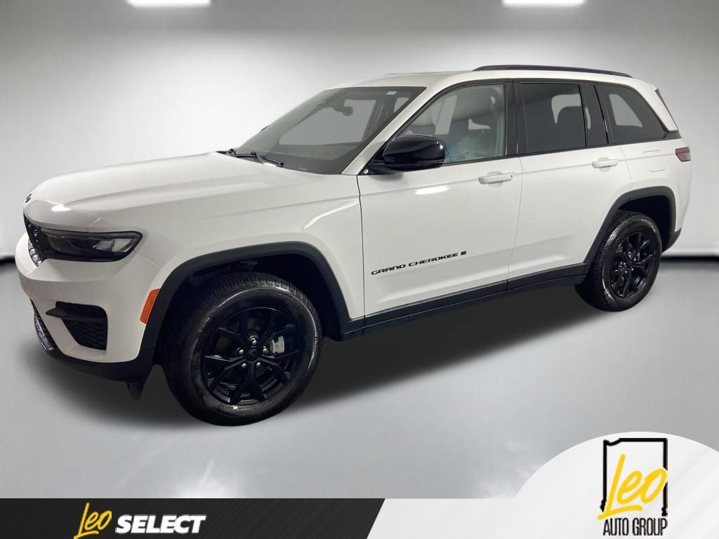 Used 2025 Jeep Grand Cherokee Altitude AWD/4WD image 2