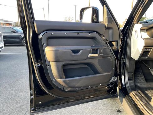 New 2026 Land Rover Defender 130 X-Dynamic SE image 24