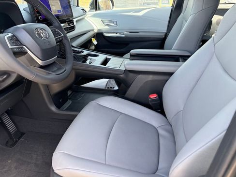 New 2026 Toyota Sienna XLE image 9
