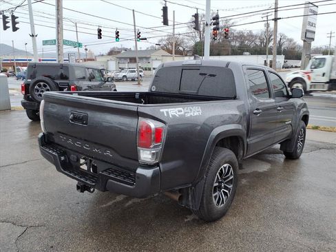 Used 2022 Toyota Tacoma TRD Sport w/ Technology Package image 4