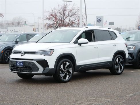 Certified 2025 Volkswagen Taos SE image 3