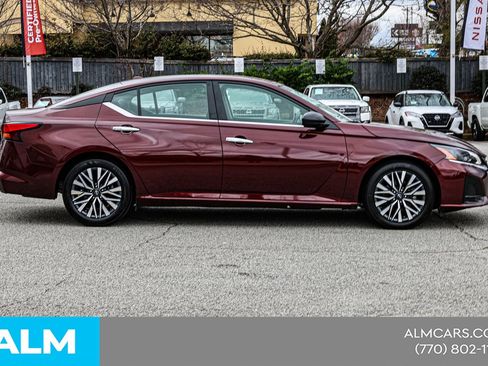 Used 2025 Nissan Altima 2.5 SV image 11