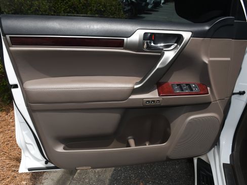 Used 2015 Lexus GX 460 w/ Premium Package AWD/4WD image 9
