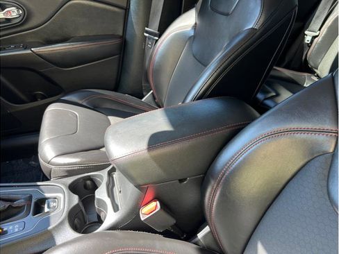 Used 2020 Jeep Cherokee Trailhawk w/ Cold Weather Group image 17