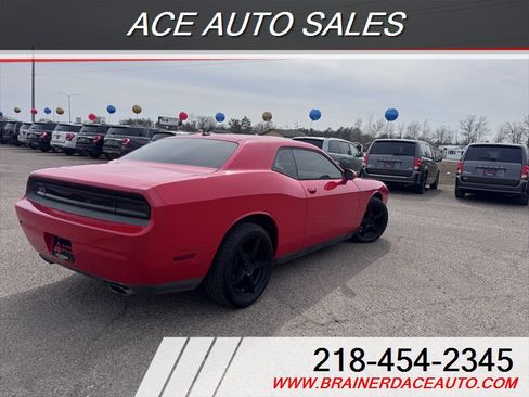 Used 2014 Dodge Challenger SXT image 4