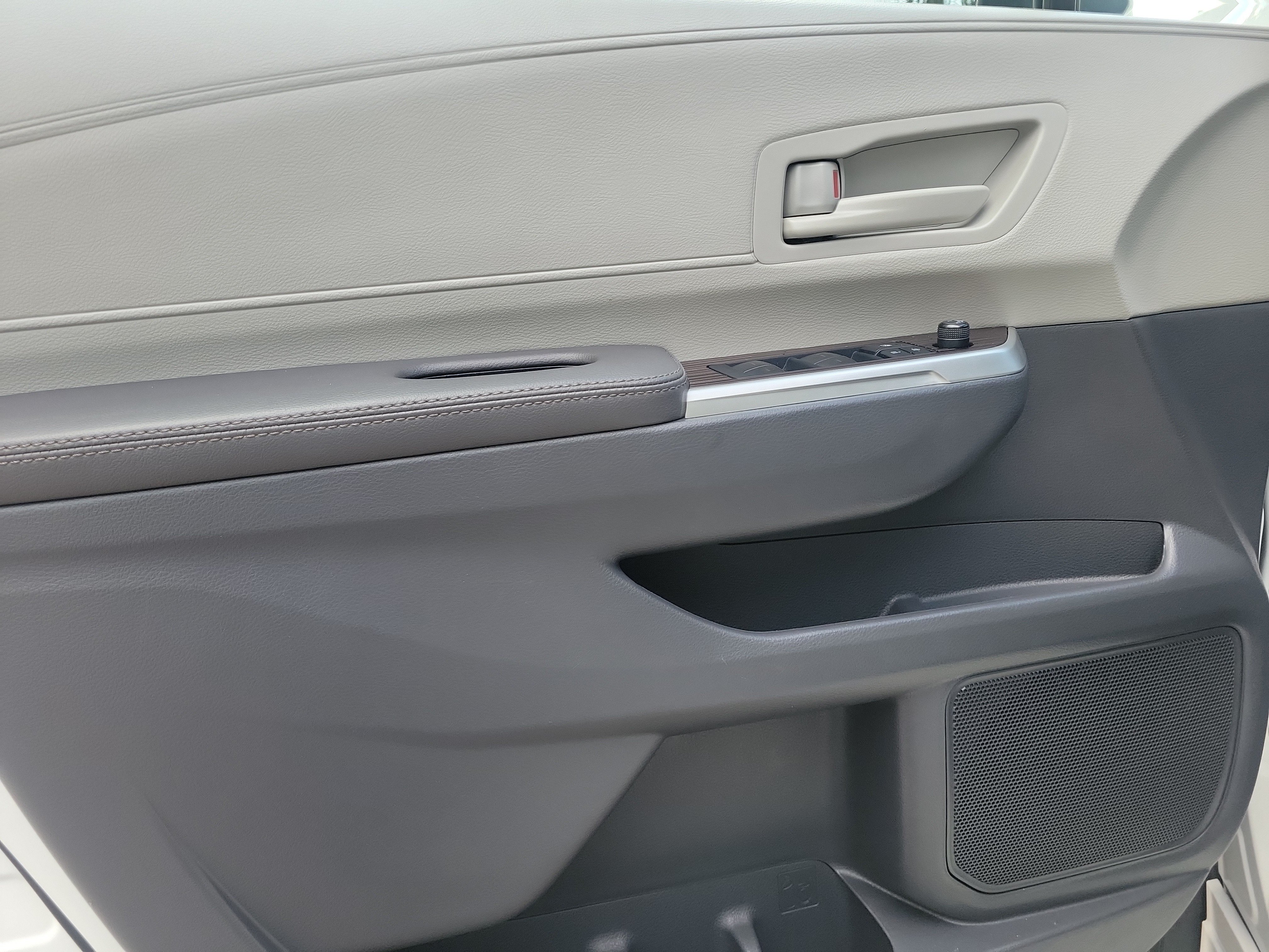 Used 2024 Toyota Sienna LE FWD image 14