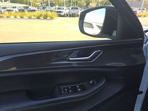 Used 2023 Jeep Grand Cherokee Altitude image 9