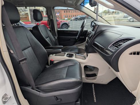 Used 2016 Chrysler Town & Country Touring w/ Driver Convenience Group image 21
