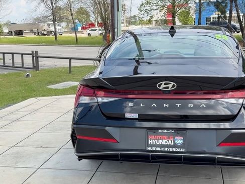 Certified 2025 Hyundai Elantra SEL image 17