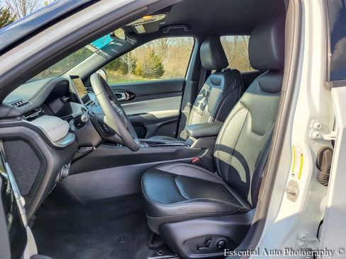 Used 2025 Jeep Compass Limited image 8