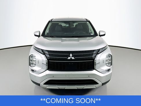 Used 2024 Mitsubishi Outlander SE image 2