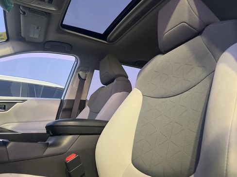 Used 2022 Toyota RAV4 XLE image 12