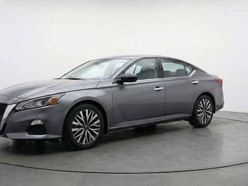 Used 2025 Nissan Altima 2.5 SV FWD image 3
