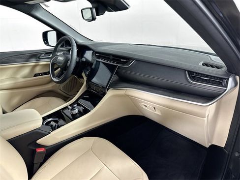 Used 2023 Jeep Grand Cherokee L Limited w/ Black Appearance Package image 33