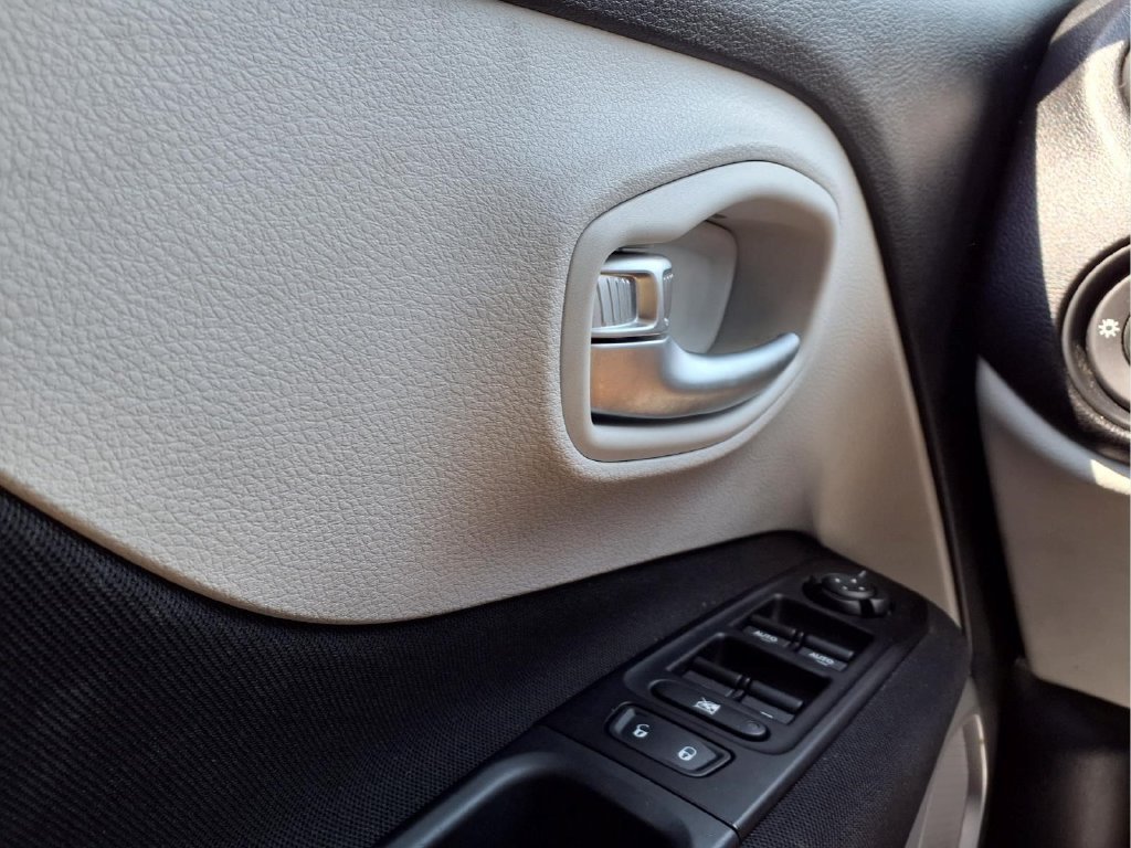 Used 2021 Jeep Renegade Latitude FWD image 20