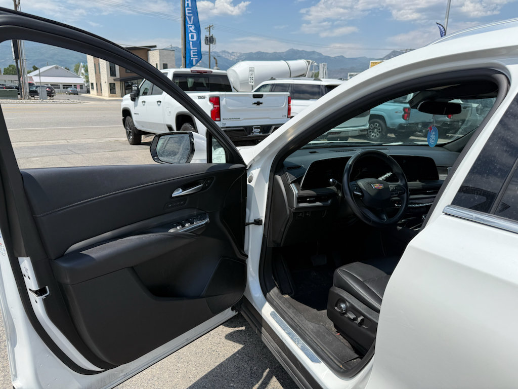 Used 2024 Cadillac XT4 Premium Luxury AWD/4WD image 9