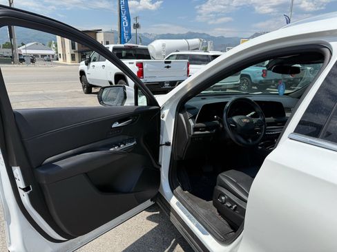 Used 2024 Cadillac XT4 Premium Luxury AWD/4WD image 9