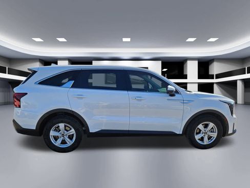 Certified 2025 Kia Sorento LX image 6