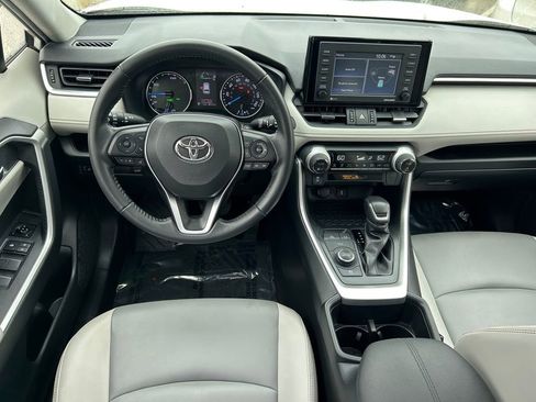 Used 2022 Toyota RAV4 XLE Premium image 18