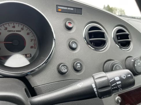Used 2009 Pontiac Solstice Coupe w/ Premium Package RWD image 25