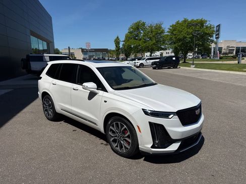 Used 2022 Cadillac XT6 Sport w/ Platinum Package AWD/4WD image 7