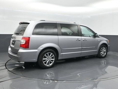 Used 2014 Chrysler Town & Country Touring-L FWD image 8