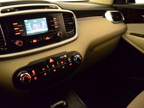 Used 2017 Kia Sorento LX image 25