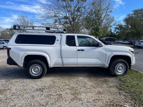 Used 2024 Toyota Tacoma SR image 3