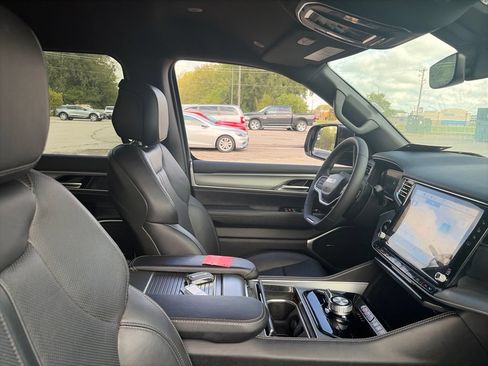 Used 2025 Jeep Wagoneer Series II AWD/4WD image 13