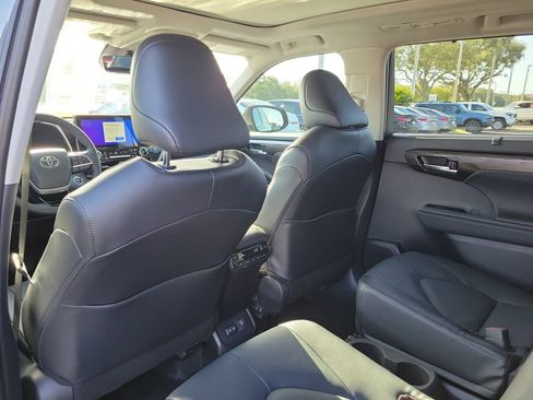 New 2025 Toyota Highlander Platinum image 11