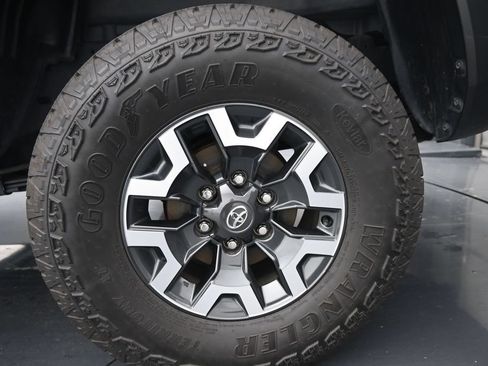 Used 2023 Toyota Tacoma TRD Off-Road w/ Advanced Technology Package AWD/4WD image 15
