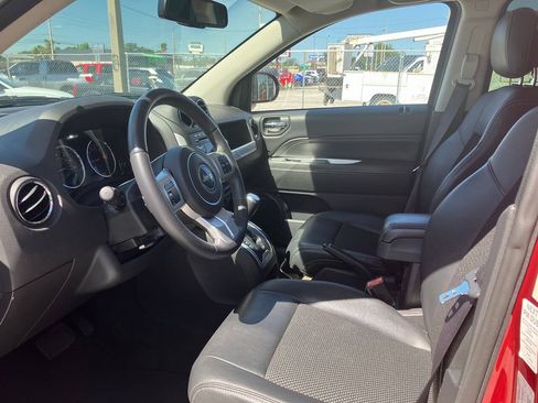 Used 2017 Jeep Compass Latitude FWD image 9
