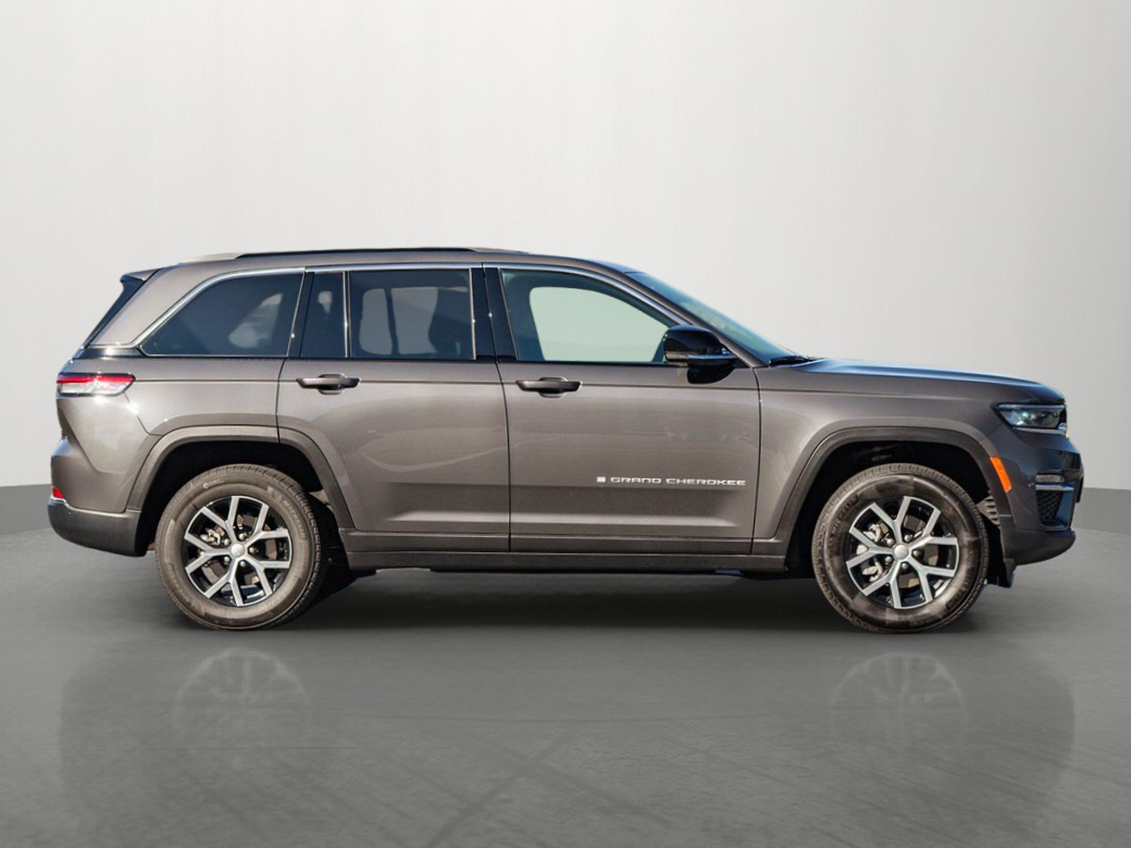 Used 2025 Jeep Grand Cherokee Limited w/ Trailer Tow Package AWD/4WD image 8