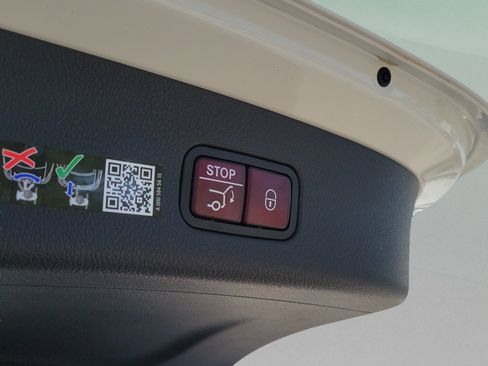 Certified 2026 Mercedes-Benz GLC 300 image 8