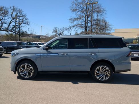New 2026 Lincoln Navigator Premiere image 6