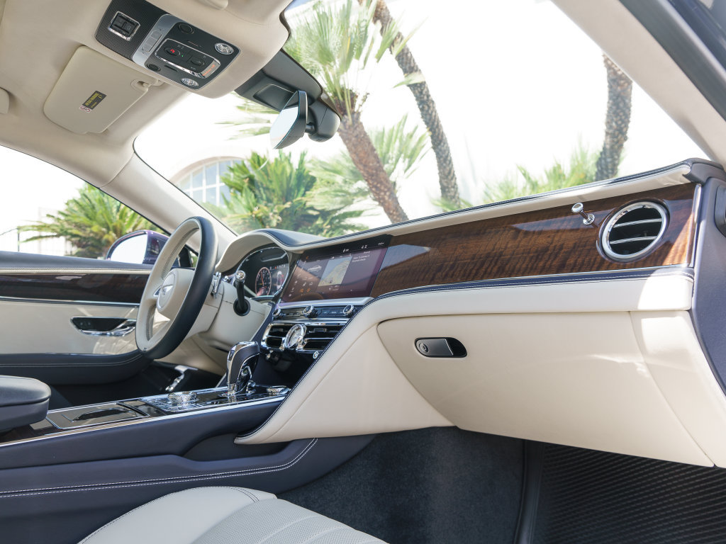 Used 2023 Bentley Flying Spur Plug-In Hybrid AWD/4WD image 2